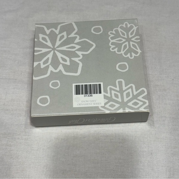 2002 Longaberger Collectors Club Claire Snow Days White Ceramic Ornament - Picture 5 of 5